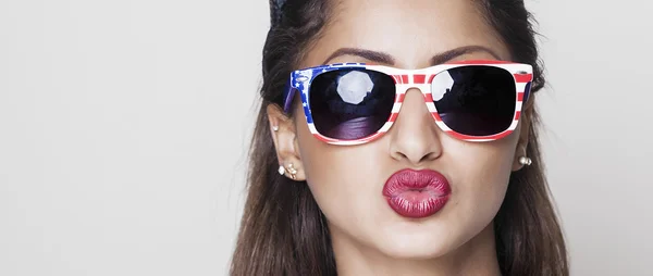 Kvinnan bär amerikanska solglasögon och kysser letterbox — Stockfoto