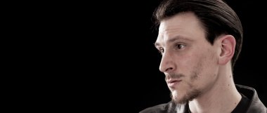 Yakışıklı adam portre bir kenara siyah arka plan letterbo üzerinde seyir