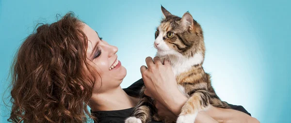 Krásná a usmívající se dívka drží kočka letterbox — Stock fotografie