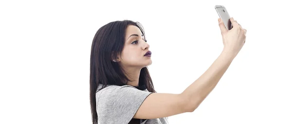 Retrato de perfil de mulher bonita tomando uma caixa de selfie — Fotografia de Stock