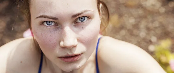 Superbe portrait de femme regardant la boîte aux lettres de la caméra — Photo