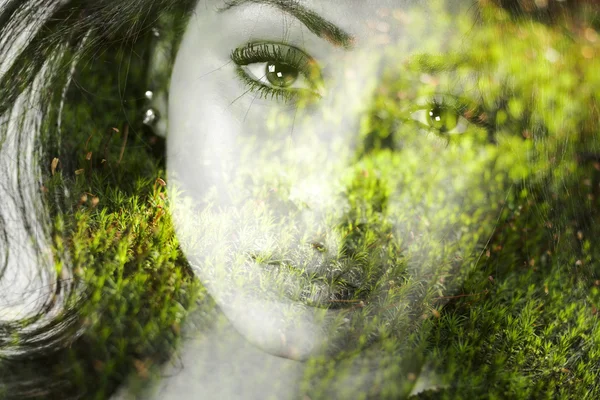 Dubbele blootstelling van mooi meisje en groene bladeren — Stockfoto