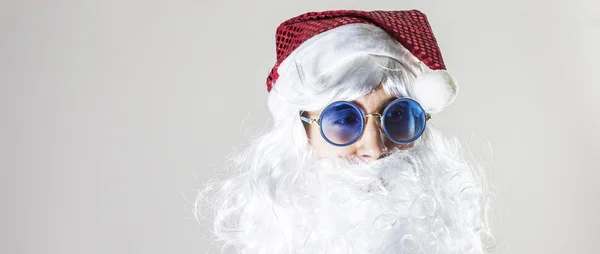 Lustiger Weihnachtsmann mit blauer Sonnenbrille — Stockfoto