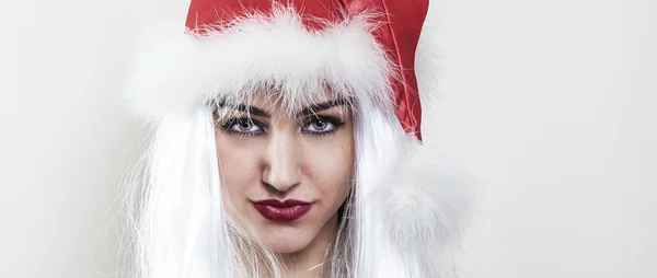 Flicka jultomten hatt och leende letterbox — Stockfoto