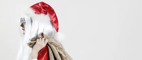 Weihnachtsmann hält Jutesack in der Hand und geht zur Arbeit — Stockfoto