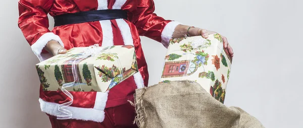 Père Noël sortant des cadeaux du sac de jute boîte aux lettres — Photo