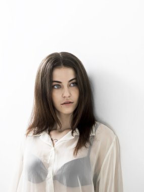 Beyaz transparan bluz giyen güzel kız portre