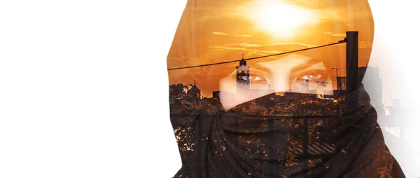 Doble exposición de la mujer que usa burka y paisaje urbano puesta de sol lett —  Fotos de Stock