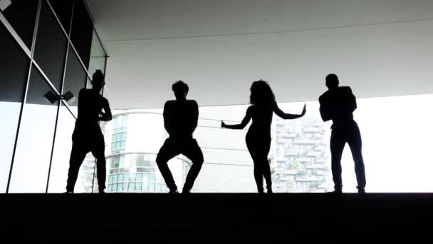 Group of dancers silhouettes performing in the city — Stock Video