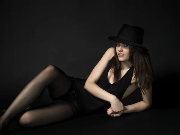 Portrét krásné a legrační dívka klobouk a pózování — Stock fotografie