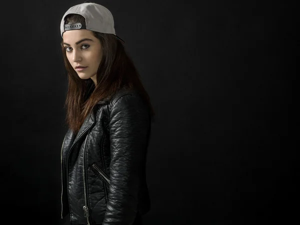 Hermoso retrato de niña con hermosos ojos con jacke de cuero — Foto de Stock