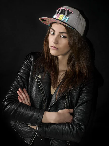 Beautiful girl wearing basket cap and leather jacket — Stock Photo, Image