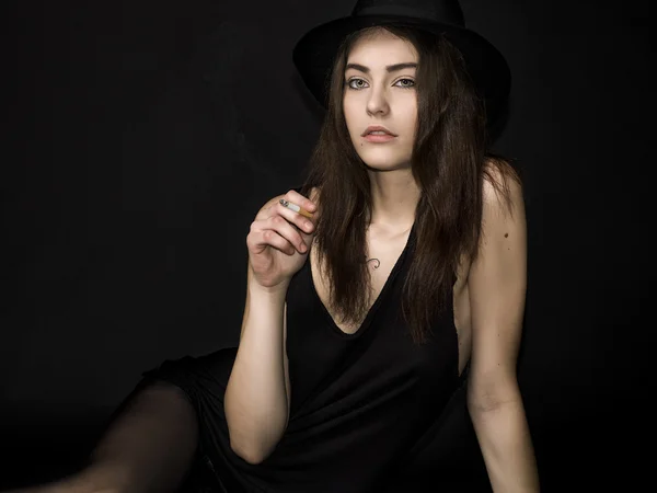 Jolie fille portrait avec de magnifiques yeux fumant cigarette — Photo