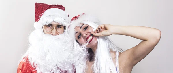 Feminino e masculino Papai Noel sendo engraçado caixa de correio — Fotografia de Stock