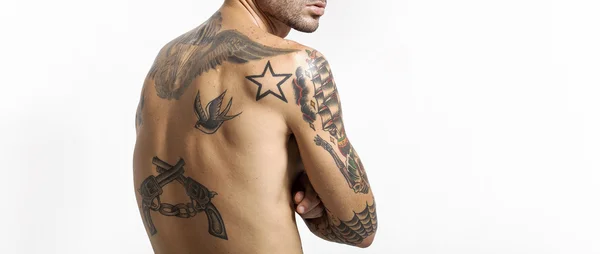 Sexy hombre tatuado de nuevo retrato mirando buzón de la cámara —  Fotos de Stock