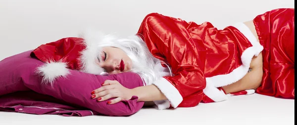 Cansado feminino Papai Noel dormindo caixa de correio — Fotografia de Stock