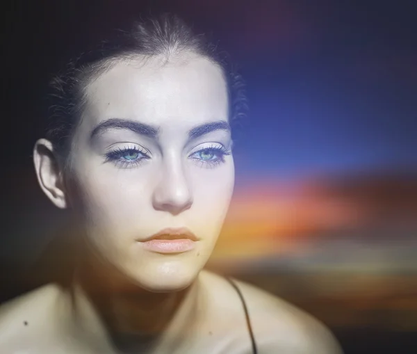 Doble exposición de chica con ojos magníficos y puesta de sol borrosa — Foto de Stock