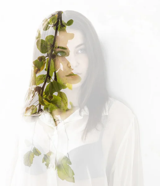 二次曝光的女孩，漂亮的眼睛和绿色的树叶 — 图库照片