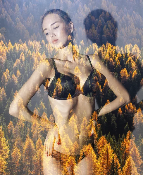 Doble exposición de hermoso modelo posando y madera de otoño —  Fotos de Stock