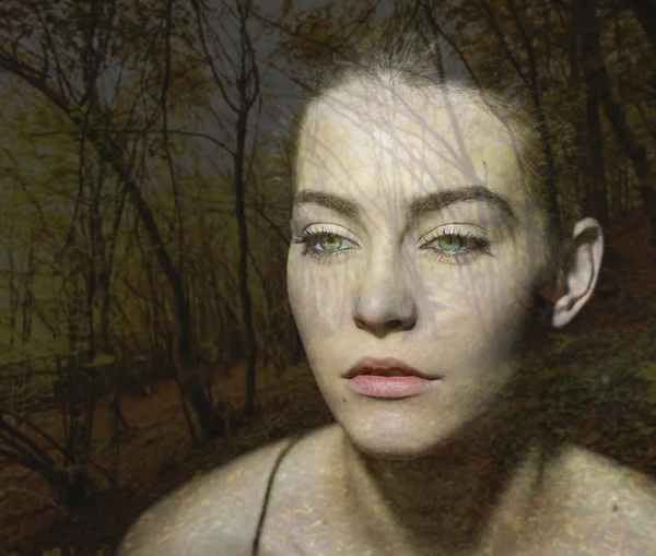 Dubbele blootstelling van meisje met prachtige ogen en herfst landschap — Stockfoto