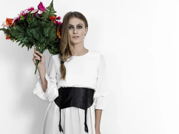 Hermosa mujer retrato sosteniendo flores ramo — Foto de Stock