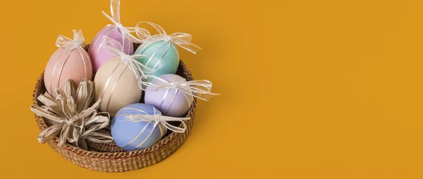 Huevos de Pascua coloridos con lazos tarjeta de felicitación horizontal letterbo — Foto de Stock