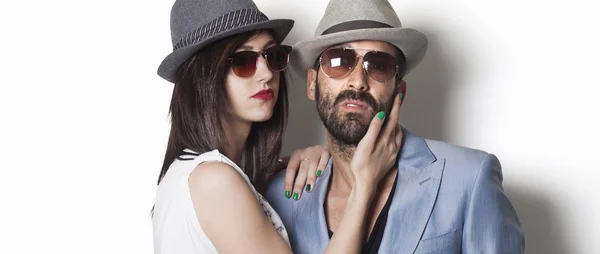 Gangster couple wearing hats and looking letterbox — Stock Photo, Image