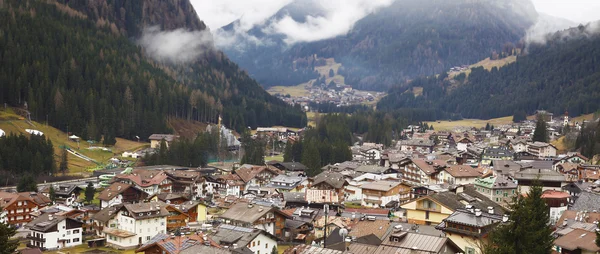 Ansicht des Briefkastens von Canazei und Berglandschaft — Stockfoto