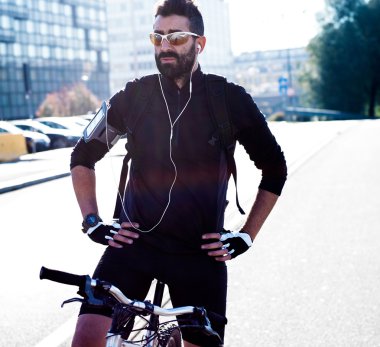 Güneş gözlüğü takıyor şehirde yakışıklı bisikletçi