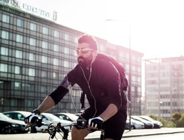 Kentin yakışıklı bisikletçi portresi