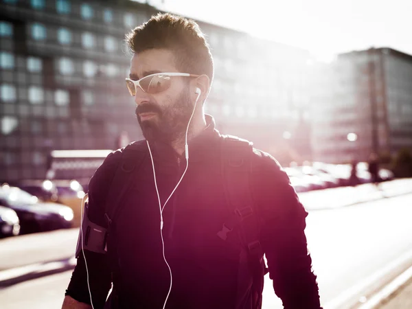 Portret przystojny rowerzysta na sobie okulary — Zdjęcie stockowe