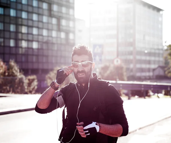 Cyclist portrait in the city wearing sunglasses — Stock Photo, Image