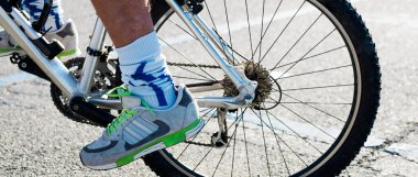 Şehirde bisiklet sürme sırasında sporcunun ayak