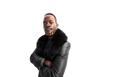 Gri takım elbise giyiyor ve kameraya bakarak işadamı portresi