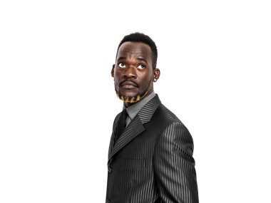 Gri takım elbise giyiyor ve yukarı doğru seyir işadamı portresi