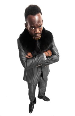 Yukarıdan aşağıya doğru çapraz kolları olan üstten komik işadamı portresi