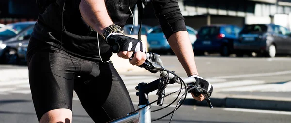 Cyclist riding in the city letterbox — Stock Photo, Image