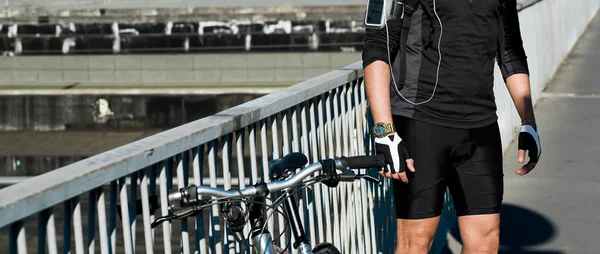 Desportista sem cabeça retrato na cidade com bicicleta — Fotografia de Stock