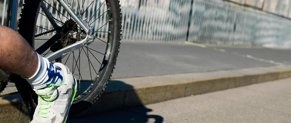 Radler Füße Detail Reiten Fahrrad in der Stadt Briefkasten — Stockfoto