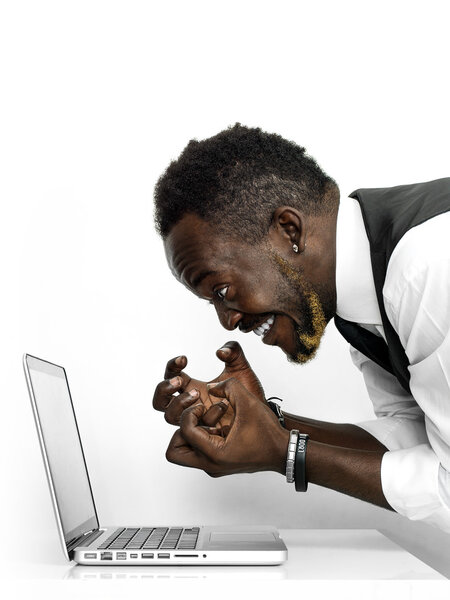 Веселый портрет африканского бизнесмена, получающего хорошие новости
