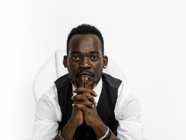 Sandalyede oturan ve ca seyir yakışıklı işadamı portresi