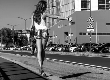 Güzel ve şık otostopçu geri portre siyah ve fazlası