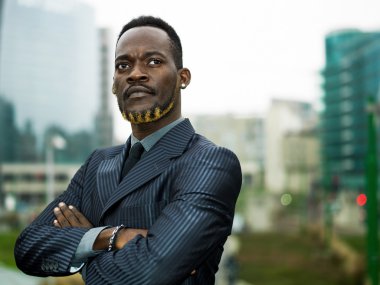 Afrika işadamı dikey, çapraz şehir kollarında