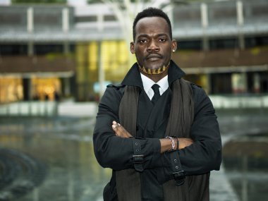 İşadamı dikey, çapraz şehir kollarında