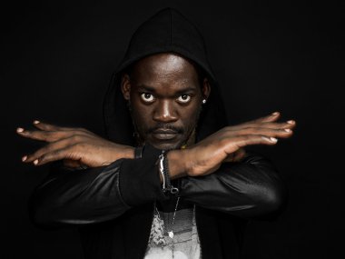 Serin ve hansome Afrika adam portresi