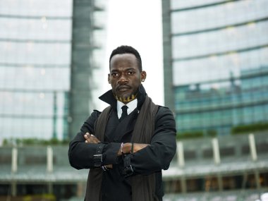 Yakışıklı işadamı dikey, çapraz şehir kollarında