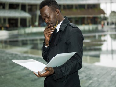 Düşünceli işadamı portre şehir klasöründe danışmanlık