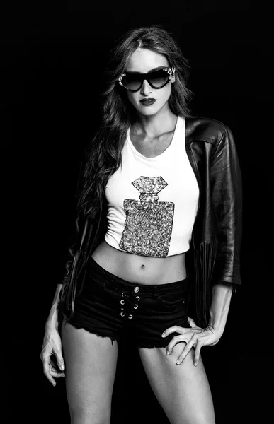 Szép és divatos nő portré visel fekete napszemüveg — Stock Fotó