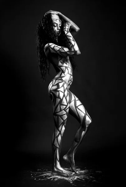 Afrikai modell test borított festett sokszögek fekete-fehér — Stock Fotó