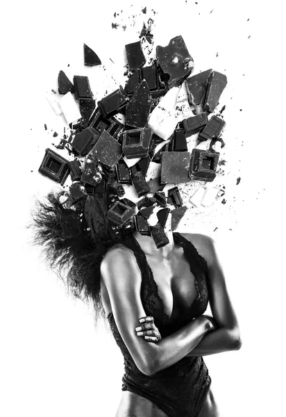 Afrikalı model portre ve kırık çikolata ürün yelpazesine siyah ve — Stok fotoğraf